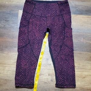 Lululemon Capri workout legging with mesh window on calf purple black pockets